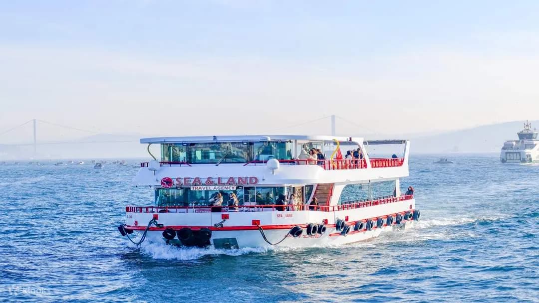 Bosporus-Rundfahrt in Istanbul bei winterlicher Kulisse